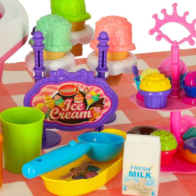 Picnic basket ice cream parlour desserts food victuals snacks for a picnic