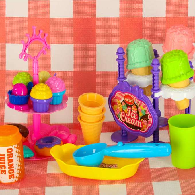 Picnic basket ice cream parlour desserts food victuals snacks for a picnic